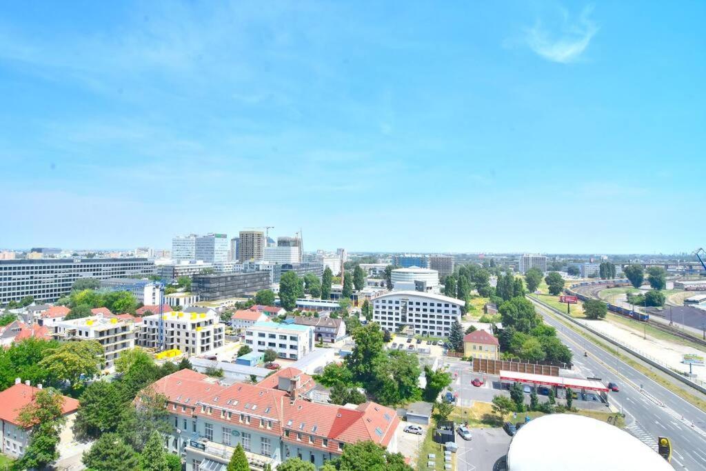 Downtown Charm With Free Parking Spot Apartment บราติสลาวา ภายนอก รูปภาพ